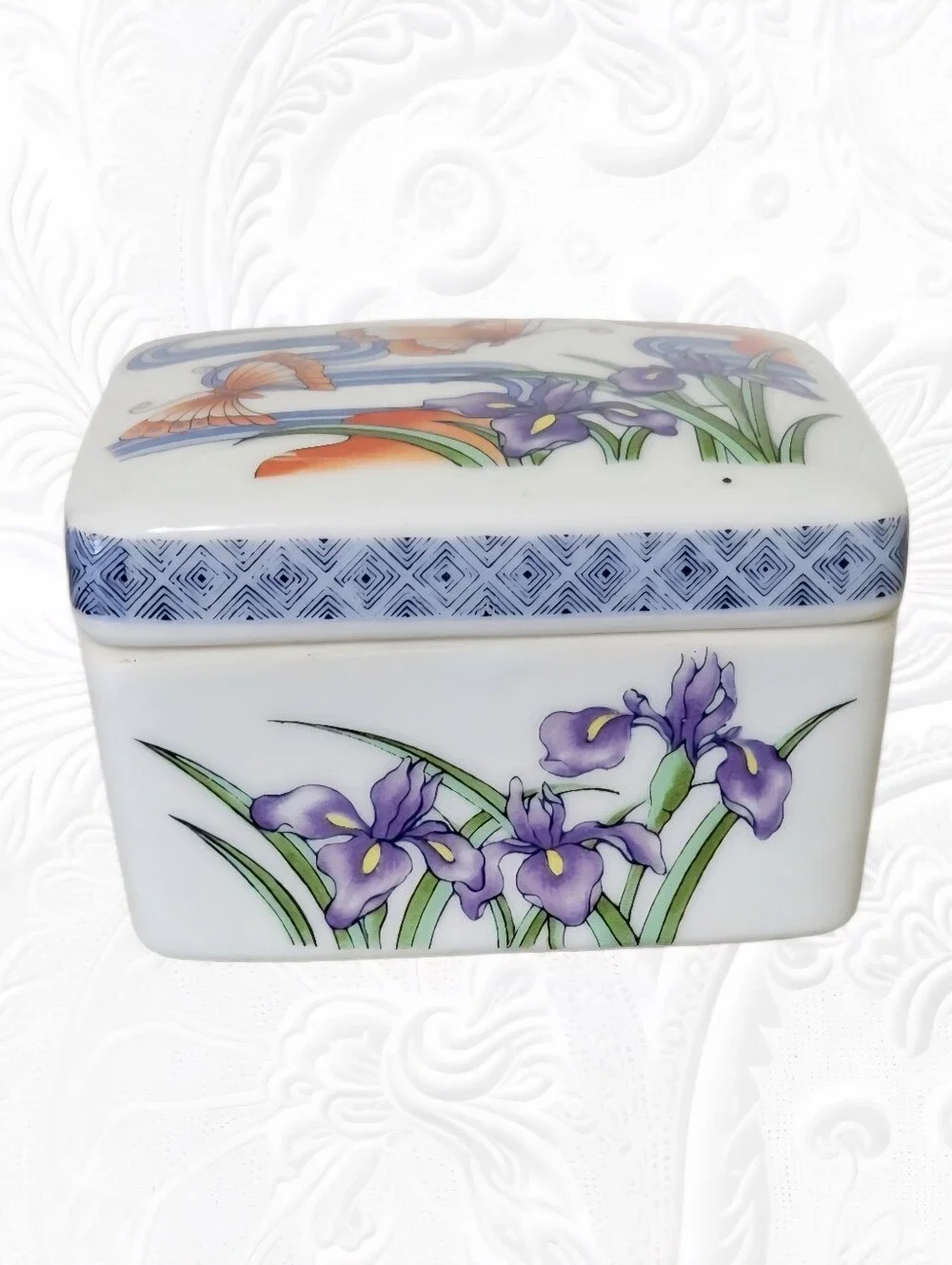 Vintage Hand-Painted Porcelain Trinket Box with Floral & Butterfly Motif - Picture 4 of 4